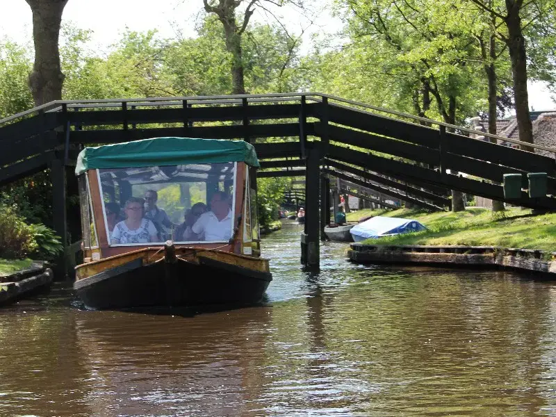 Navegar y montar en bicicleta por Giethoorn