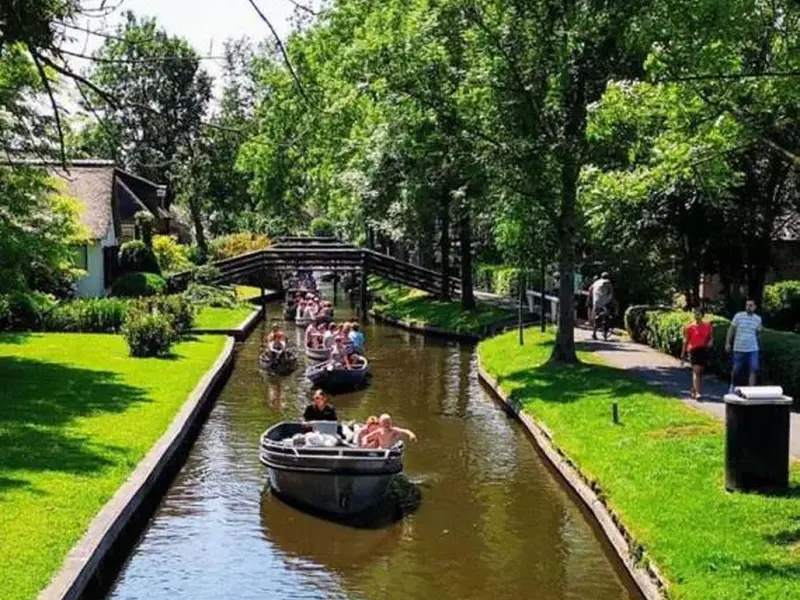 Paseo en barco por Giethoorn, audioguía y minigolf
