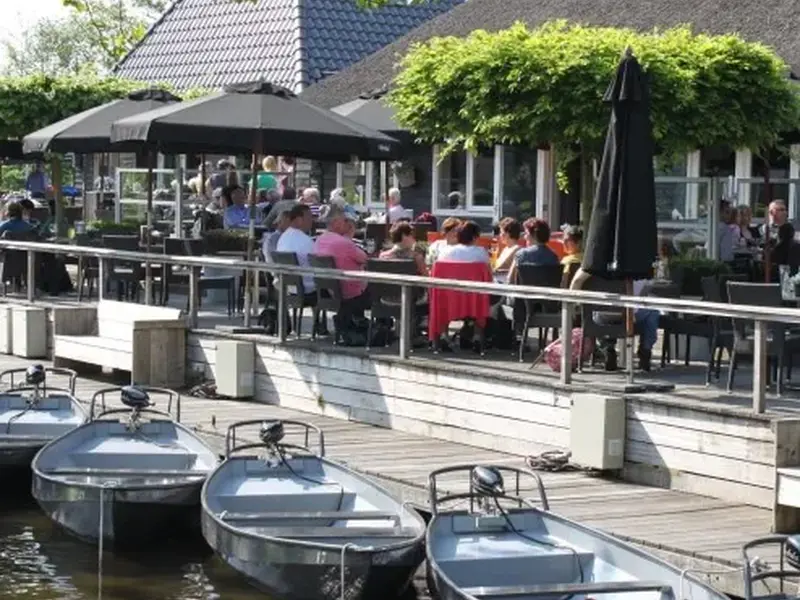 Navegar y almorzar en Giethoorn